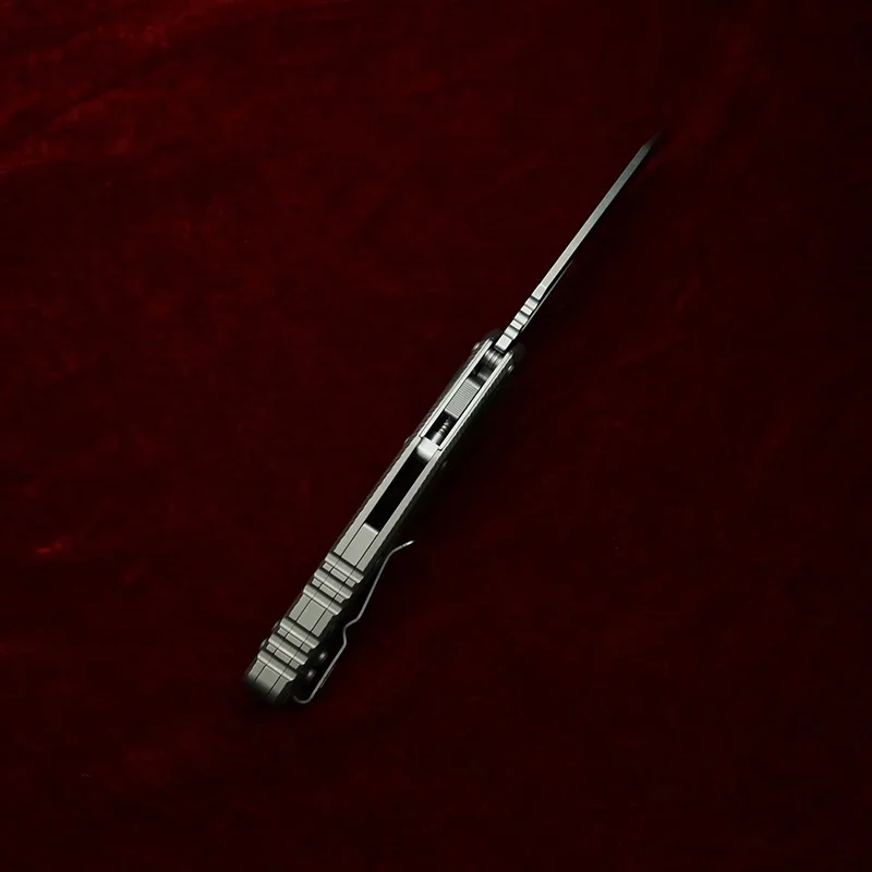 Cuchillo abierto mostrando la hoja de 9Cr18MoV Mark M390MK