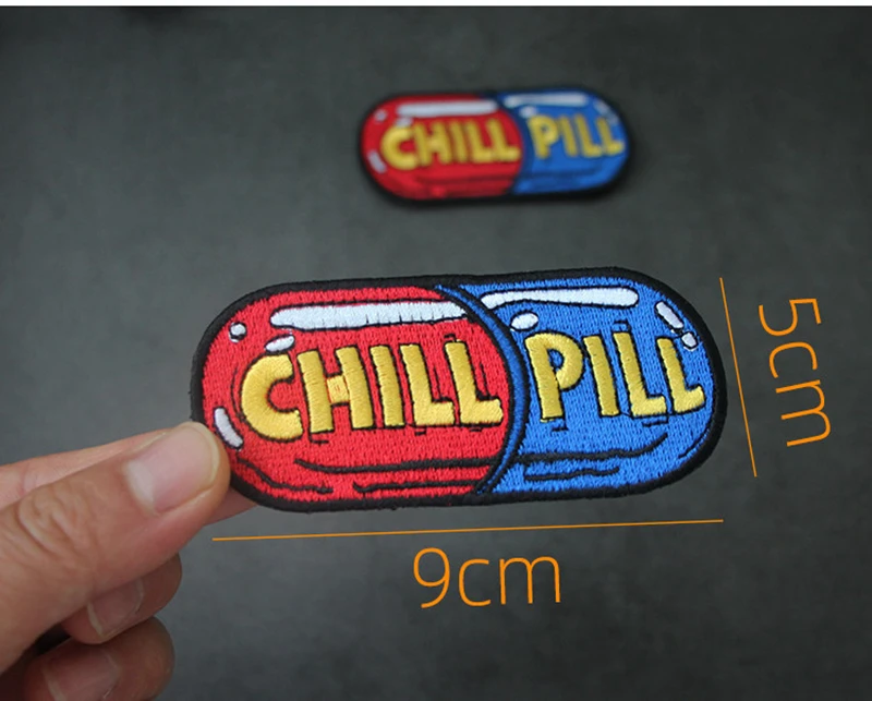 Vista del parche CHILL PILL para añadir estilo a mochilas y ropa