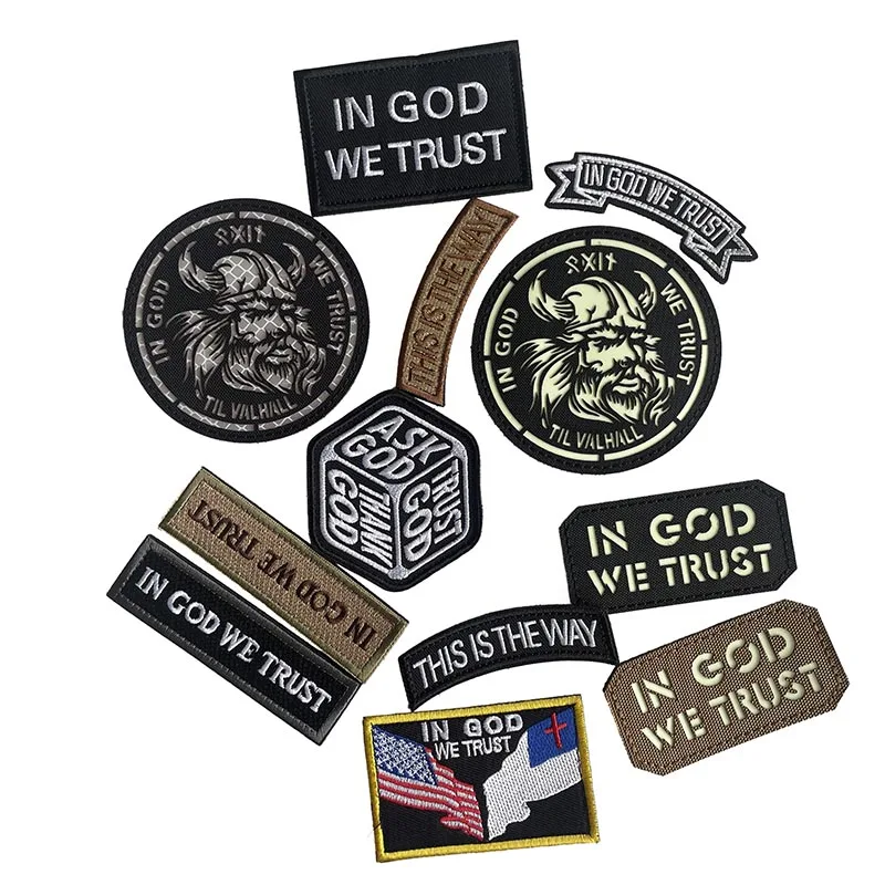 Parche táctico bordado luminoso En Dios Confiamos con velcro - imagen 2