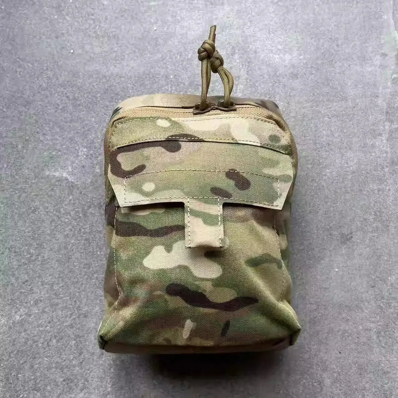 Detalle del sistema MOLLE para añadir accesorios