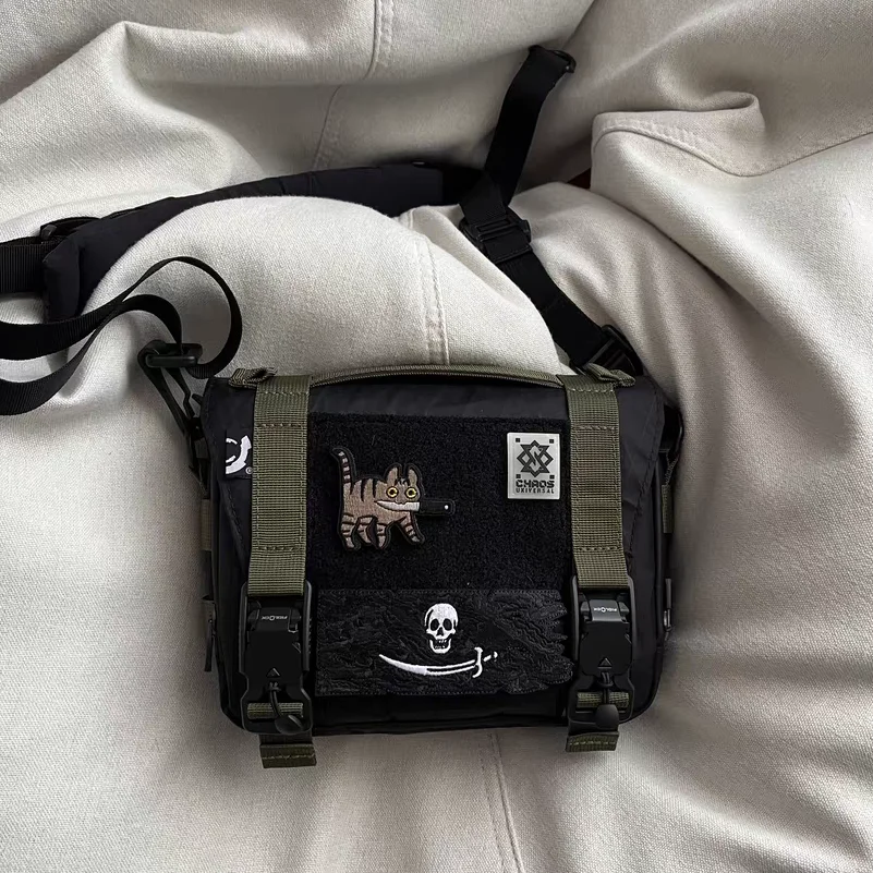 Mochila con parches luminosity applied