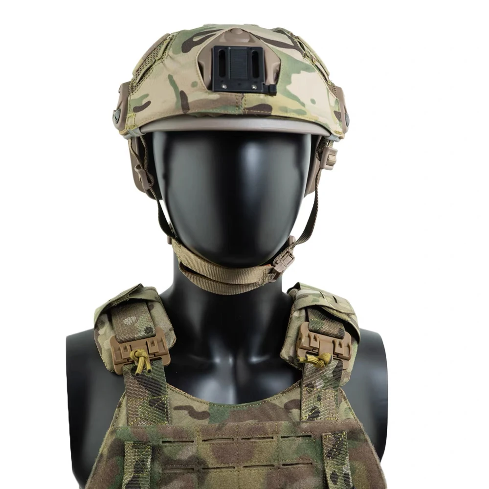 Funda colocada sobre casco táctico