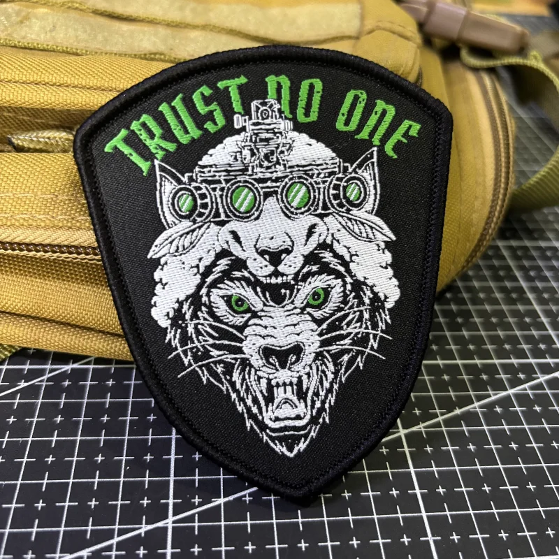 Parche táctico bordado Trust No One Wolf visión nocturna con velcro