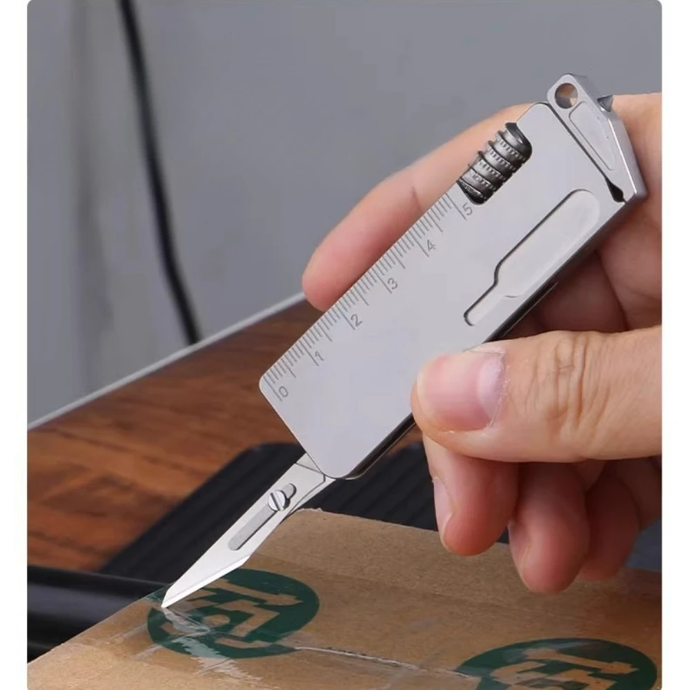 Llave multifunción táctica en titanio con rompeventanas