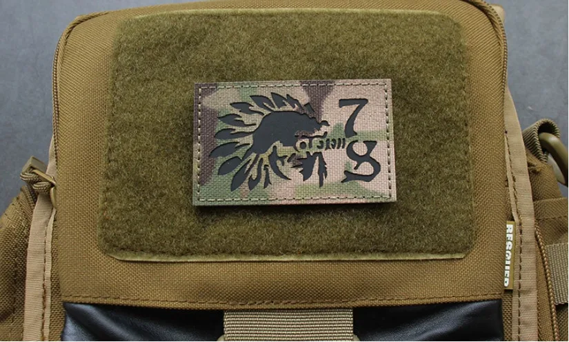 Detalle reflectante y bordado