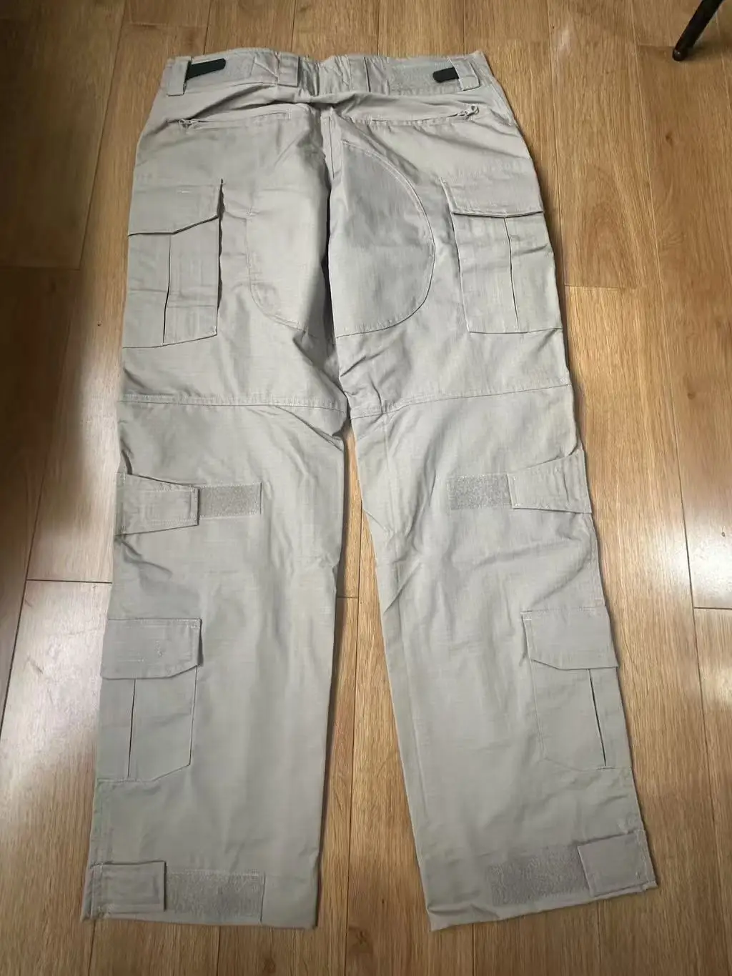 Pantalones tácticos exteriores Khaki con rodilleras integradas - imagen 2