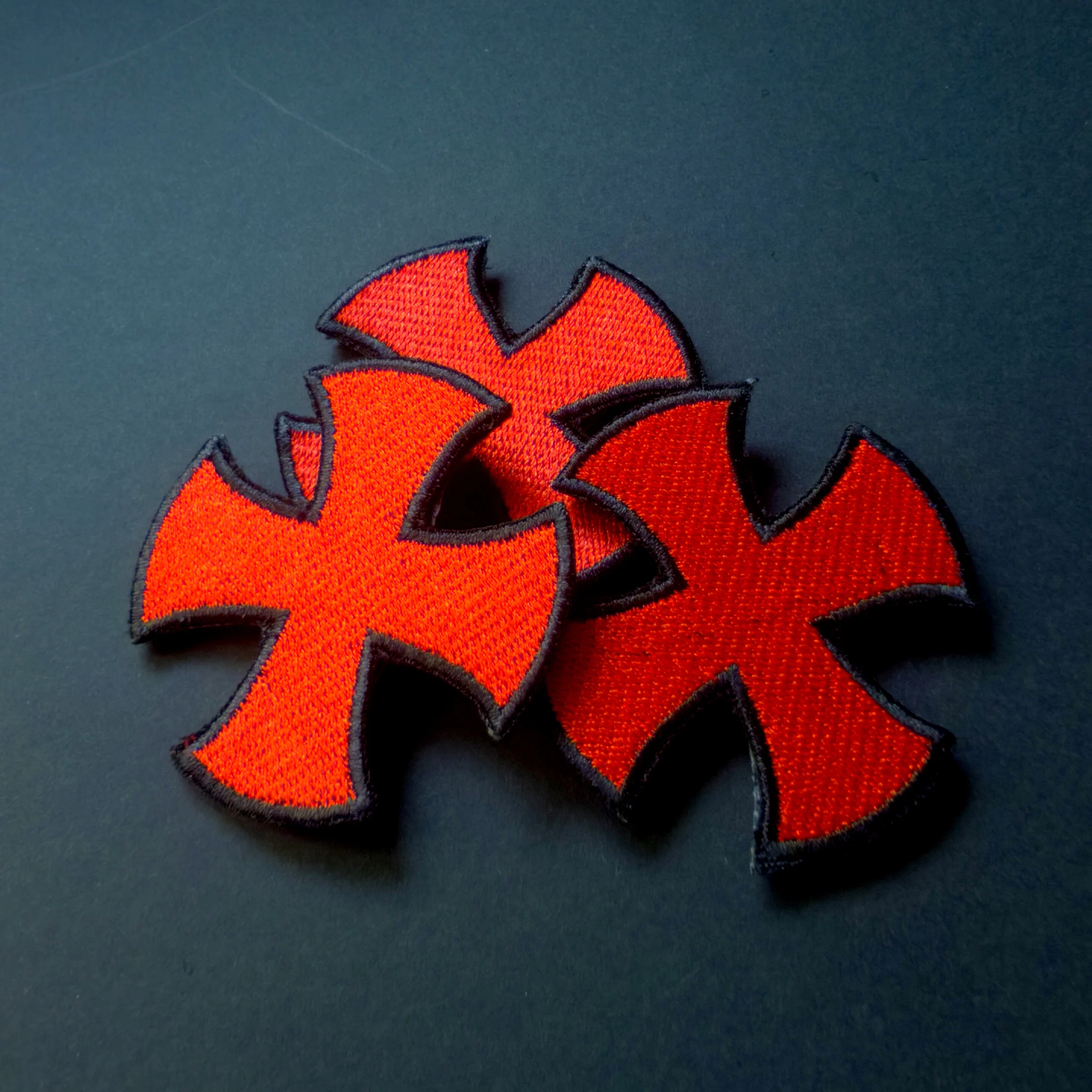 Parche adhesivo NOVESKE visto de frente mostrando el diseño del brazalete