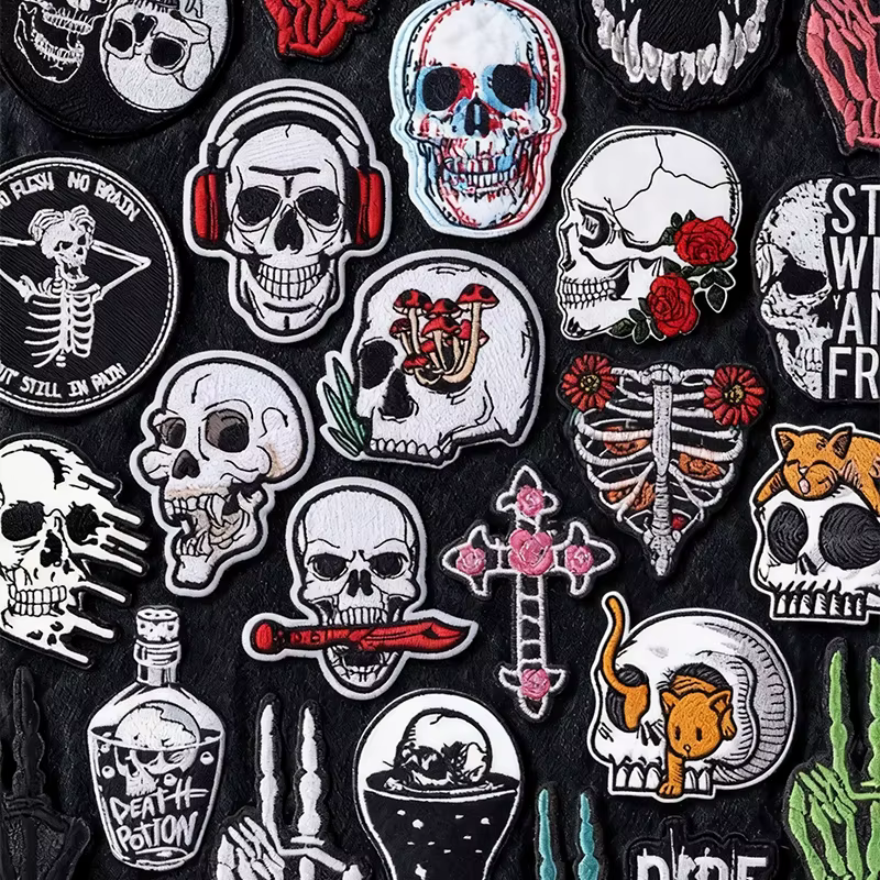 Parches bordados con motivos góticos
