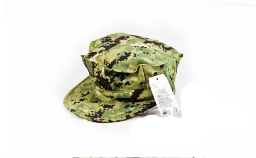 Vista de la gorra con acabado resistente y rejilla