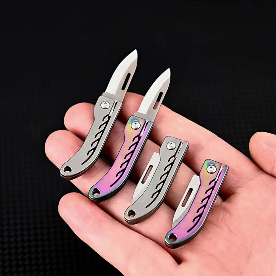 Detalle de la hoja de acero D2 del cuchillo llavero
