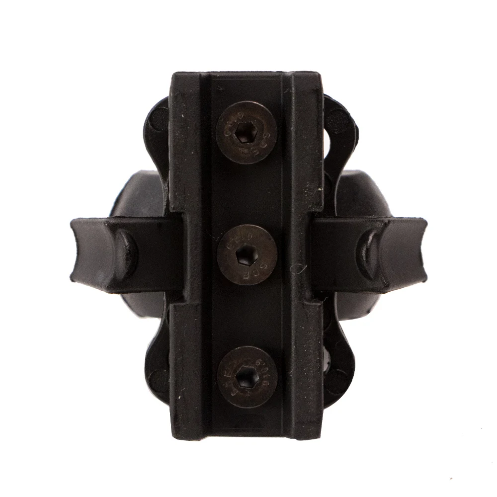 Detalle del adaptador universal de 360 grados para casco