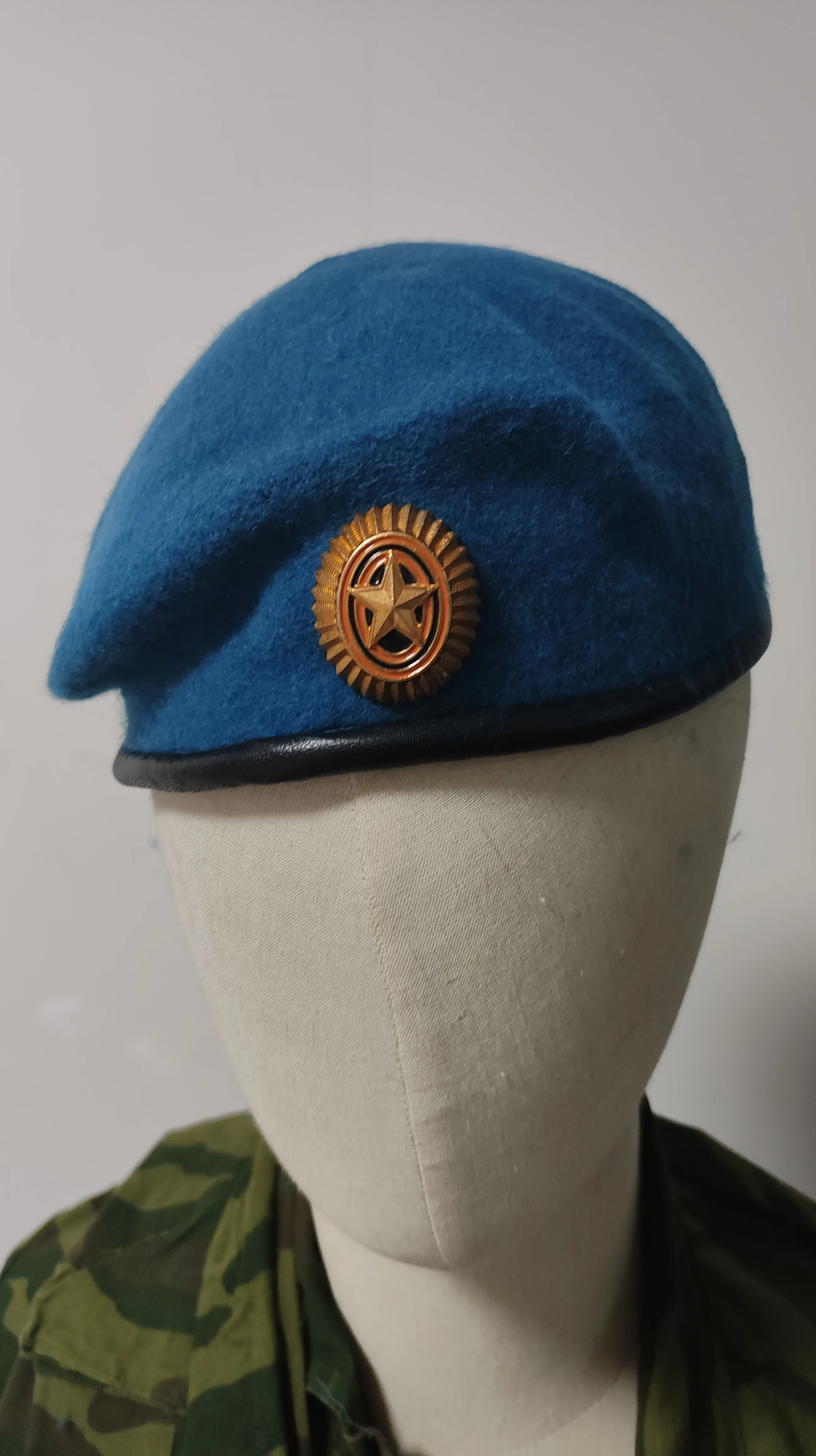 Boina militar aerotransportada azul cielo roja oscura original - imagen 3