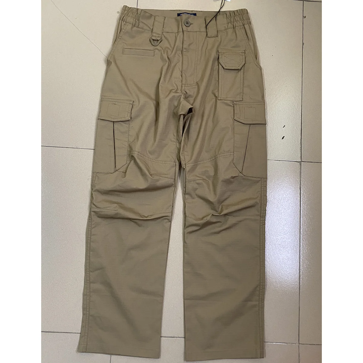 Pantalones tácticos en tono caqui