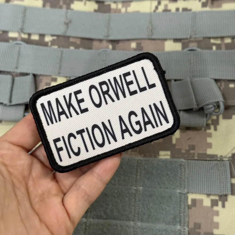 Parche táctico con lema Orwell en letras impresas, velcro MOLLE