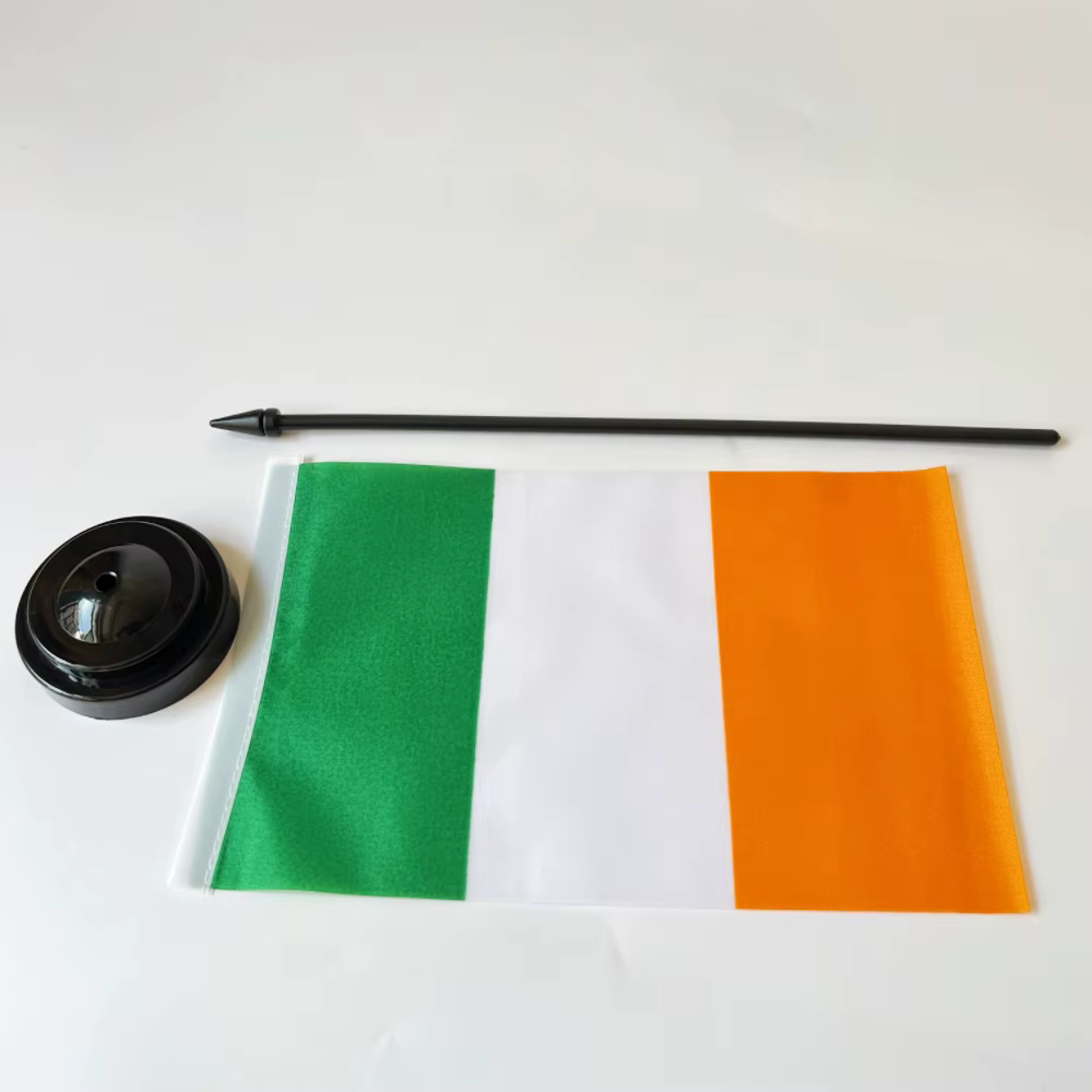 Bandera de Irlanda colocada en escritorio