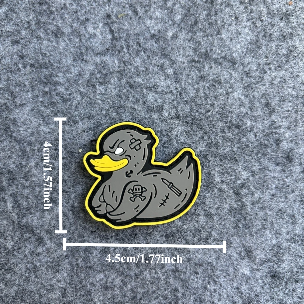 Detalle del parche Angry Duck para brazalete o mochila