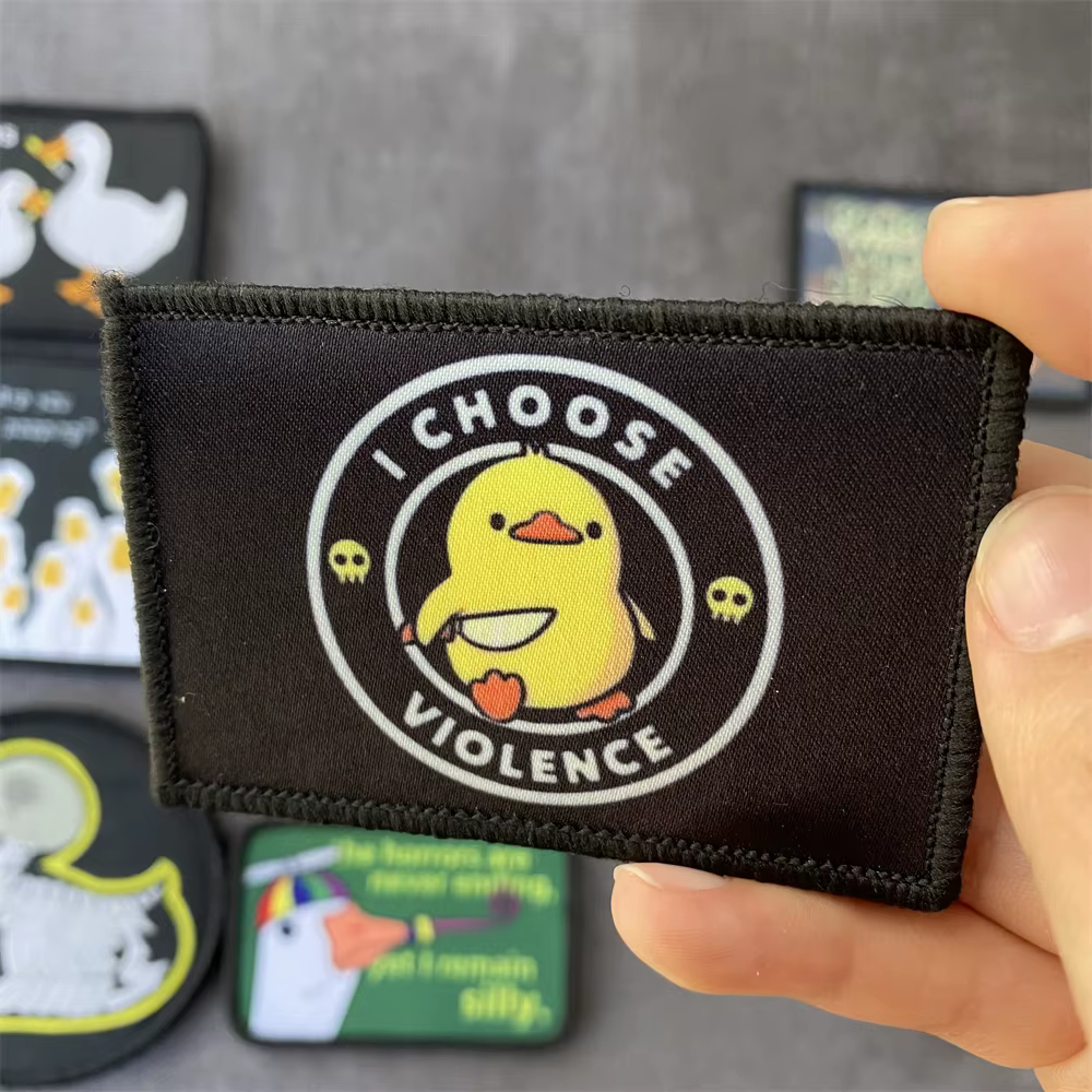 Parche de pato cosido sobre mochila táctica