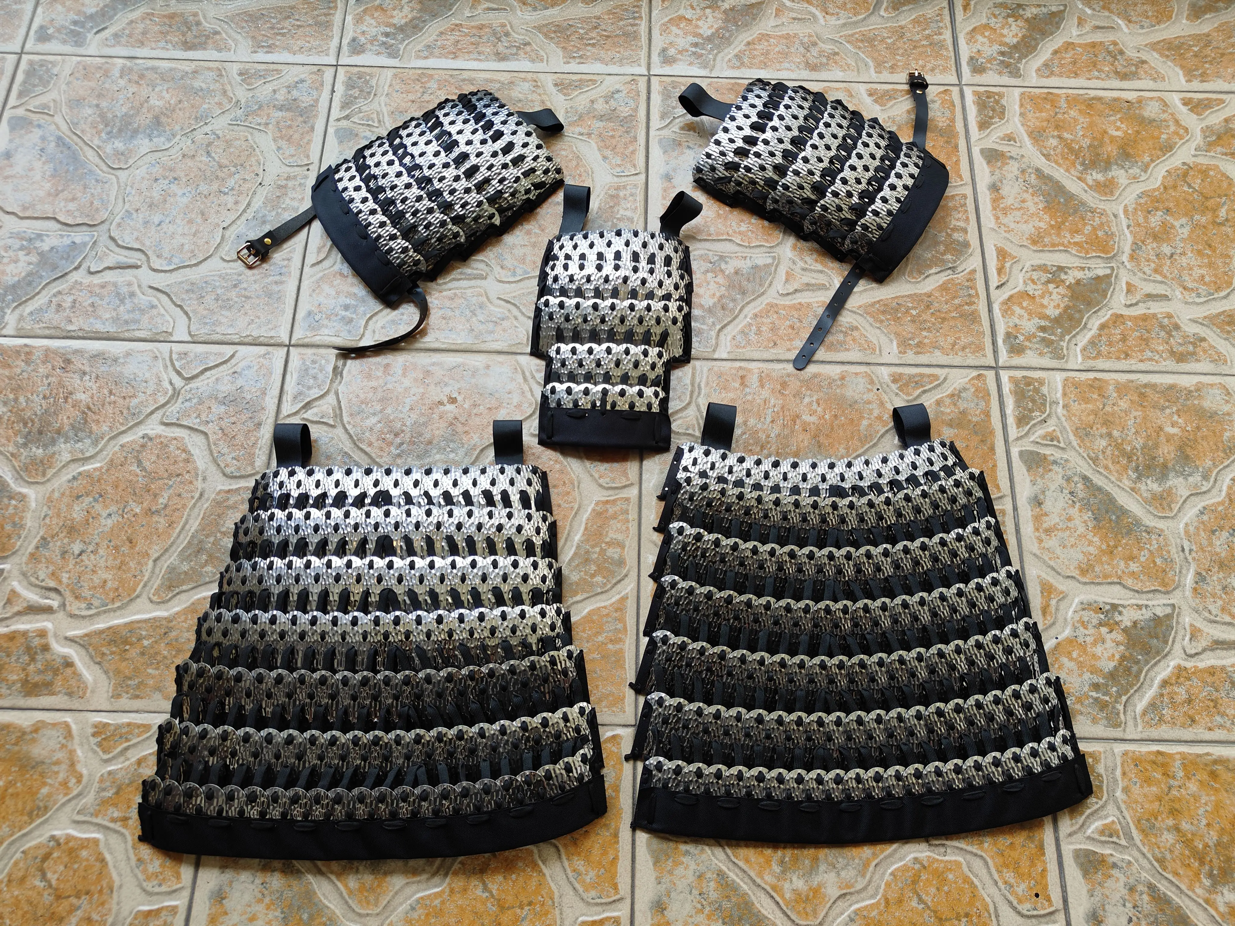 Armadura táctica de acero inoxidable - pecho exterior y accesorios