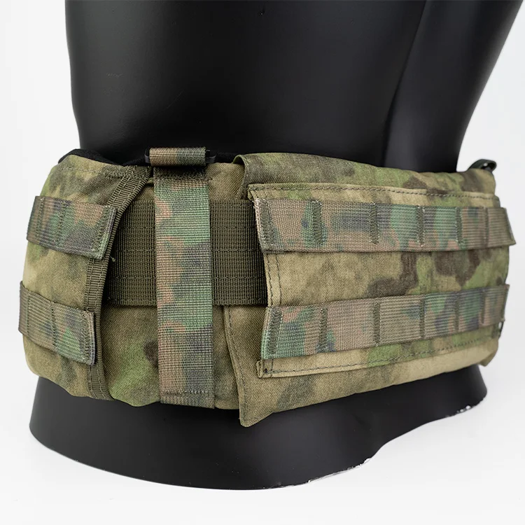 Detalle del sistema de correas MOLLE y hebilla