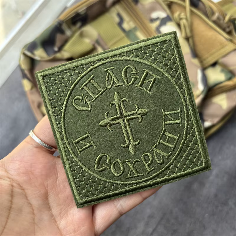 Parche táctico bordado cruz con velcro para mochila y brazalete - imagen 2