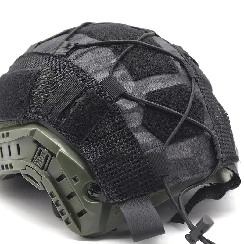 Funda en diferentes tipos de casco tactico