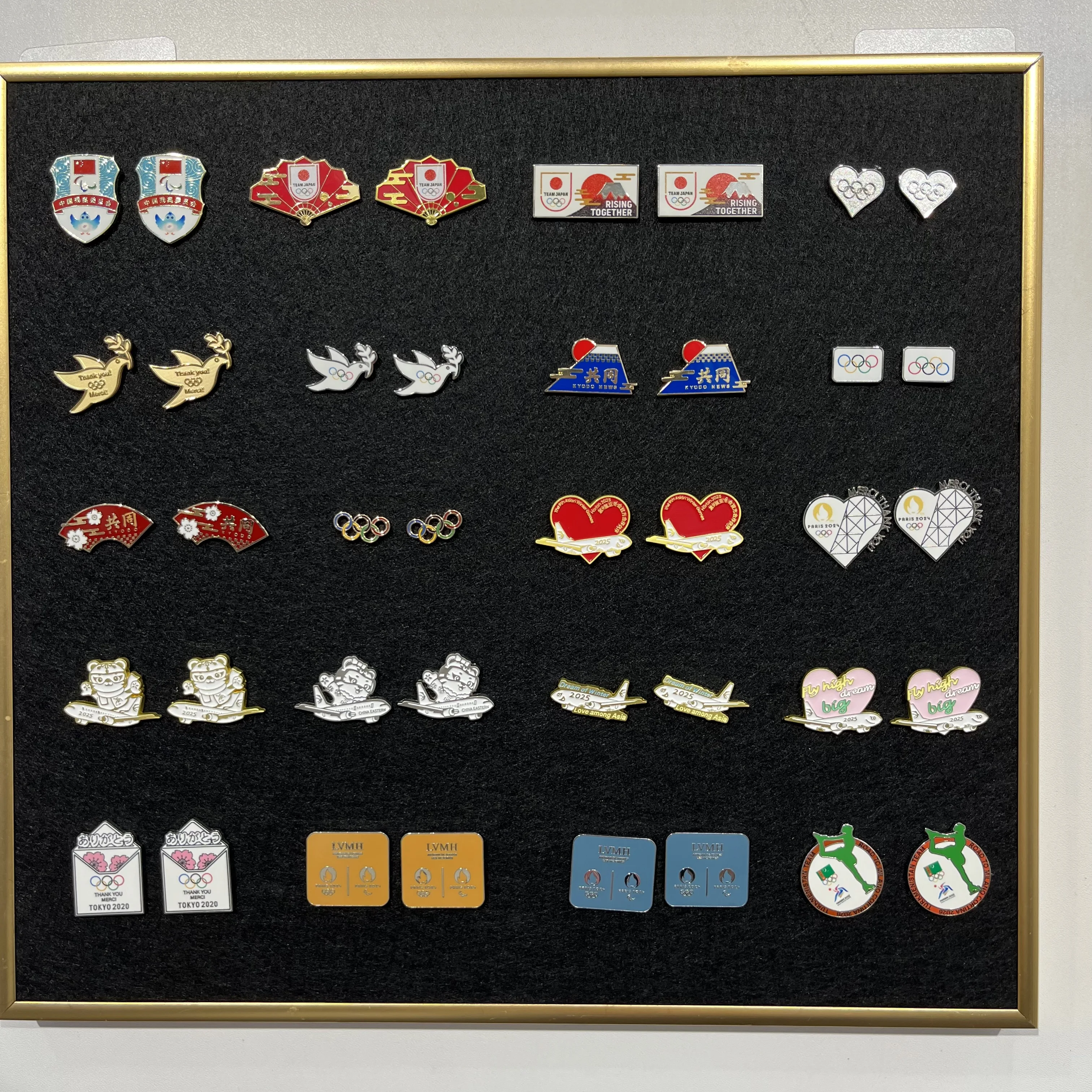 Galería de diseños disponibles en insignias de PVC