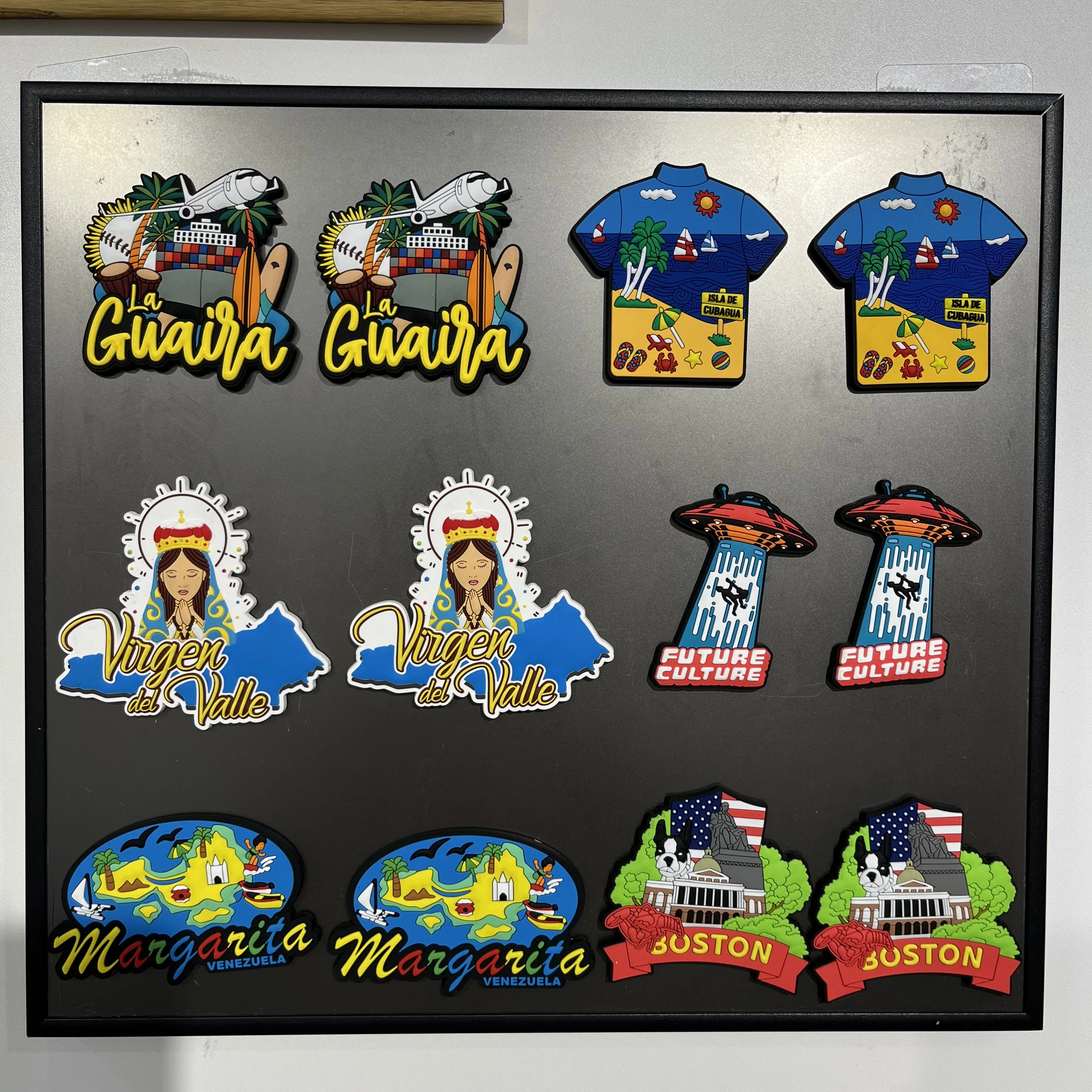 Variación de acabados y logotipos