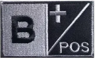 Vista del bordado y detalles de la insignia táctica