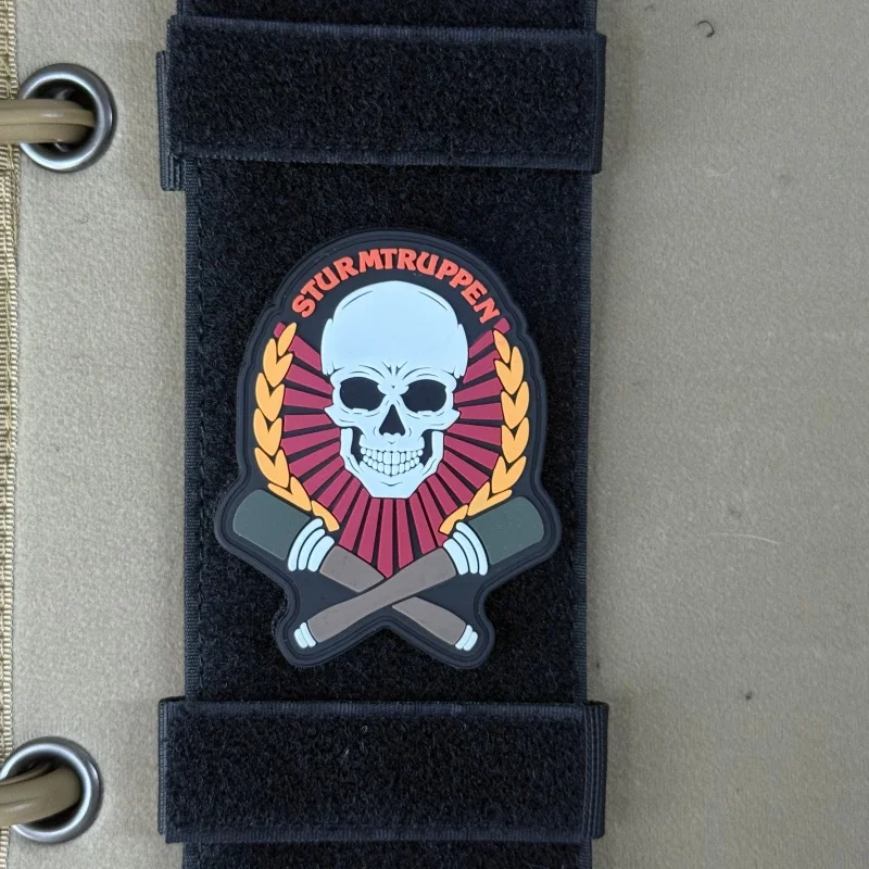Parche táctico de calavera en PVC con cierre de gancho y bucle - imagen 2