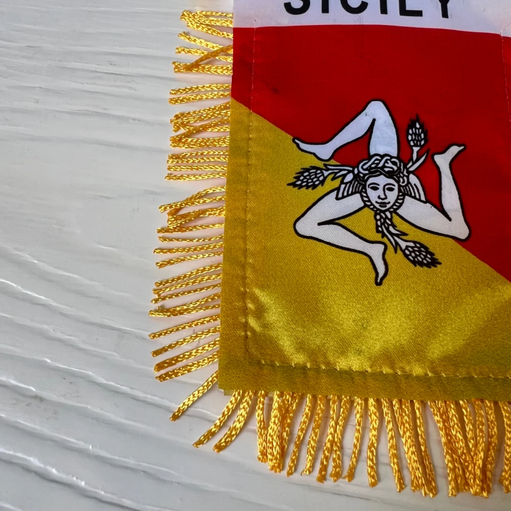 Bandera de Sicilia tamaño mini junto a otros objetos de decoración