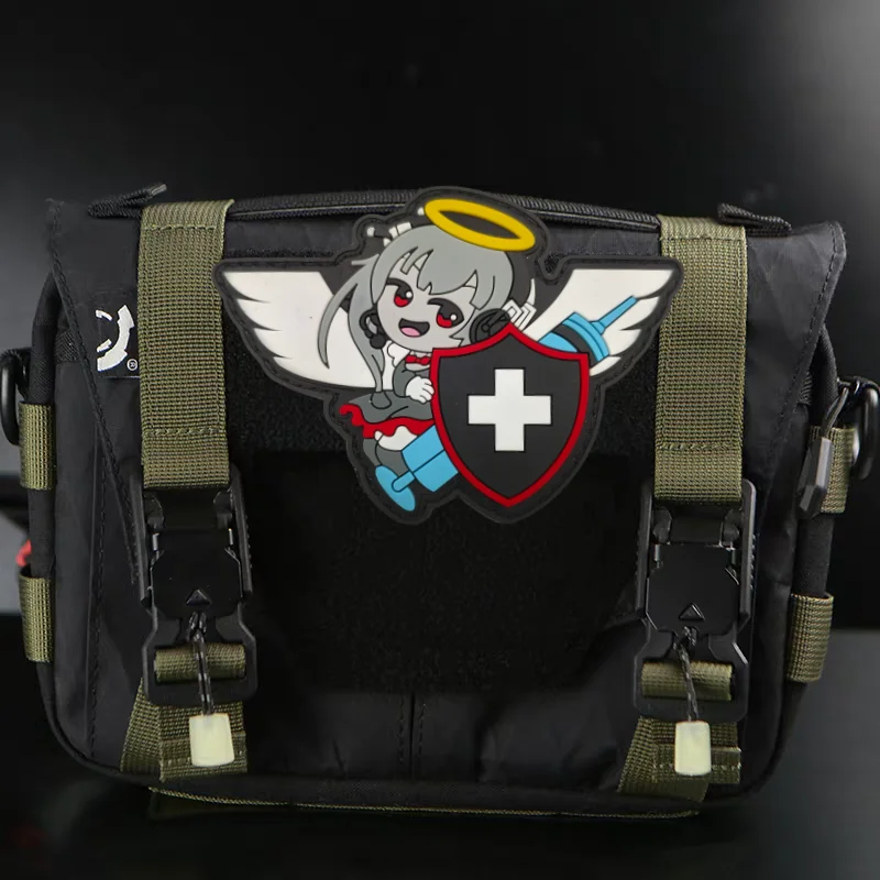 Parche de anime aplicado en mochila táctica