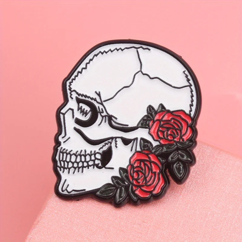 Pin esmaltado calavera gótica con rosa carmesí y detalles hueso