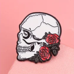 Pin esmaltado calavera gótica con rosa carmesí y detalles hueso