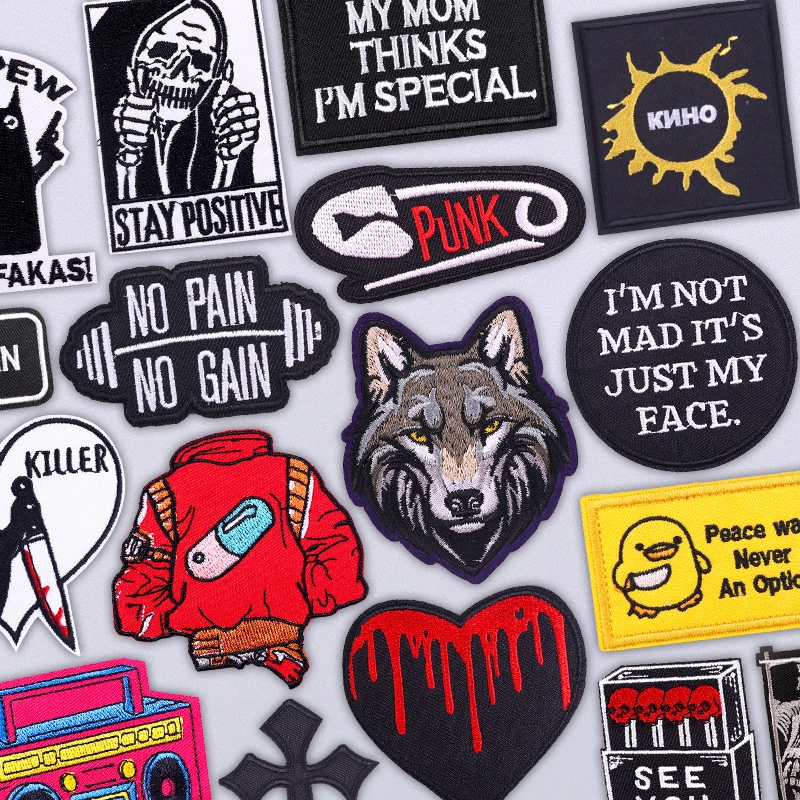 Parche bordado de lobo fuertemente detallado