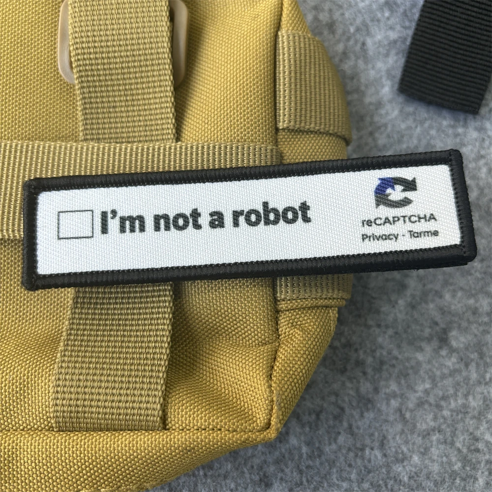 Parche táctico I'm Not A Robot – Insignia moral velcro para mochila - imagen 4