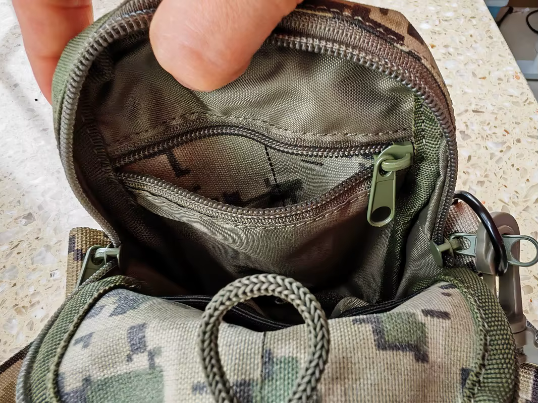 Bolso abierto mostrando interior