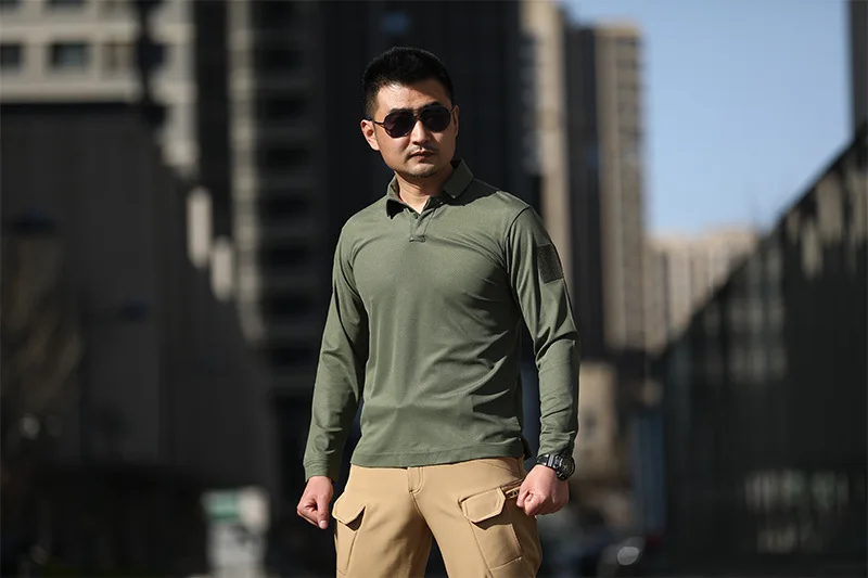 Camiseta táctica táctica al aire libre de verano en uso