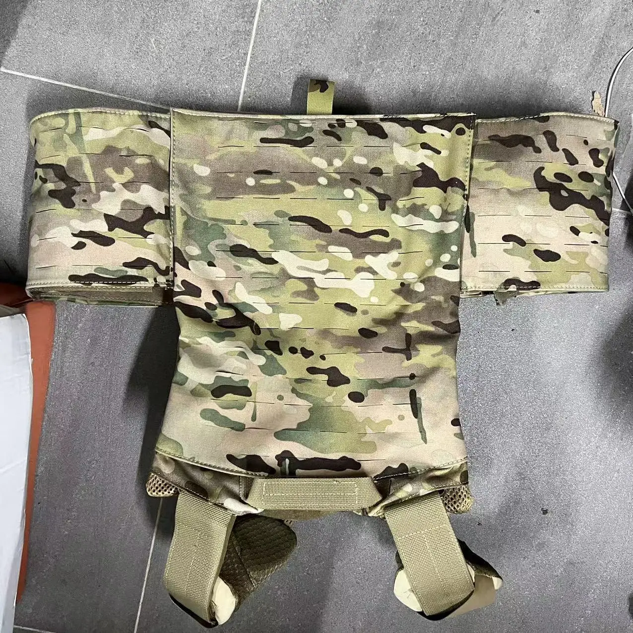 Detalle del chaleco con estructura para accesorios MOLLE