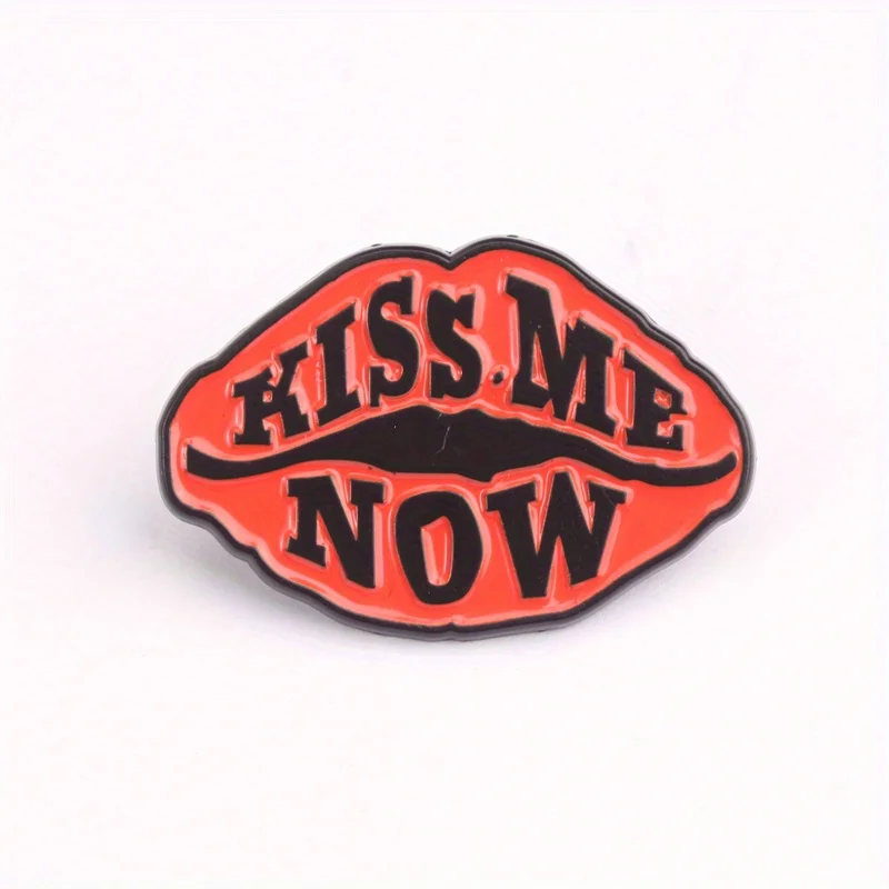 Pin esmaltado Bold Lip Kiss Me Now contraste naranja/negro para bolsos