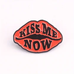 Pin esmaltado Bold Lip Kiss Me Now contraste naranja/negro para bolsos