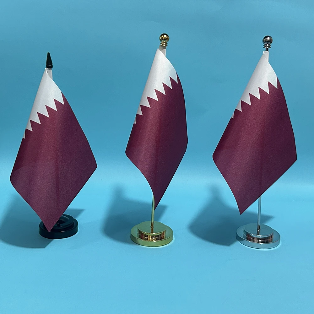 Bandera de escritorio de Qatar SKY FLAG sobre base negra