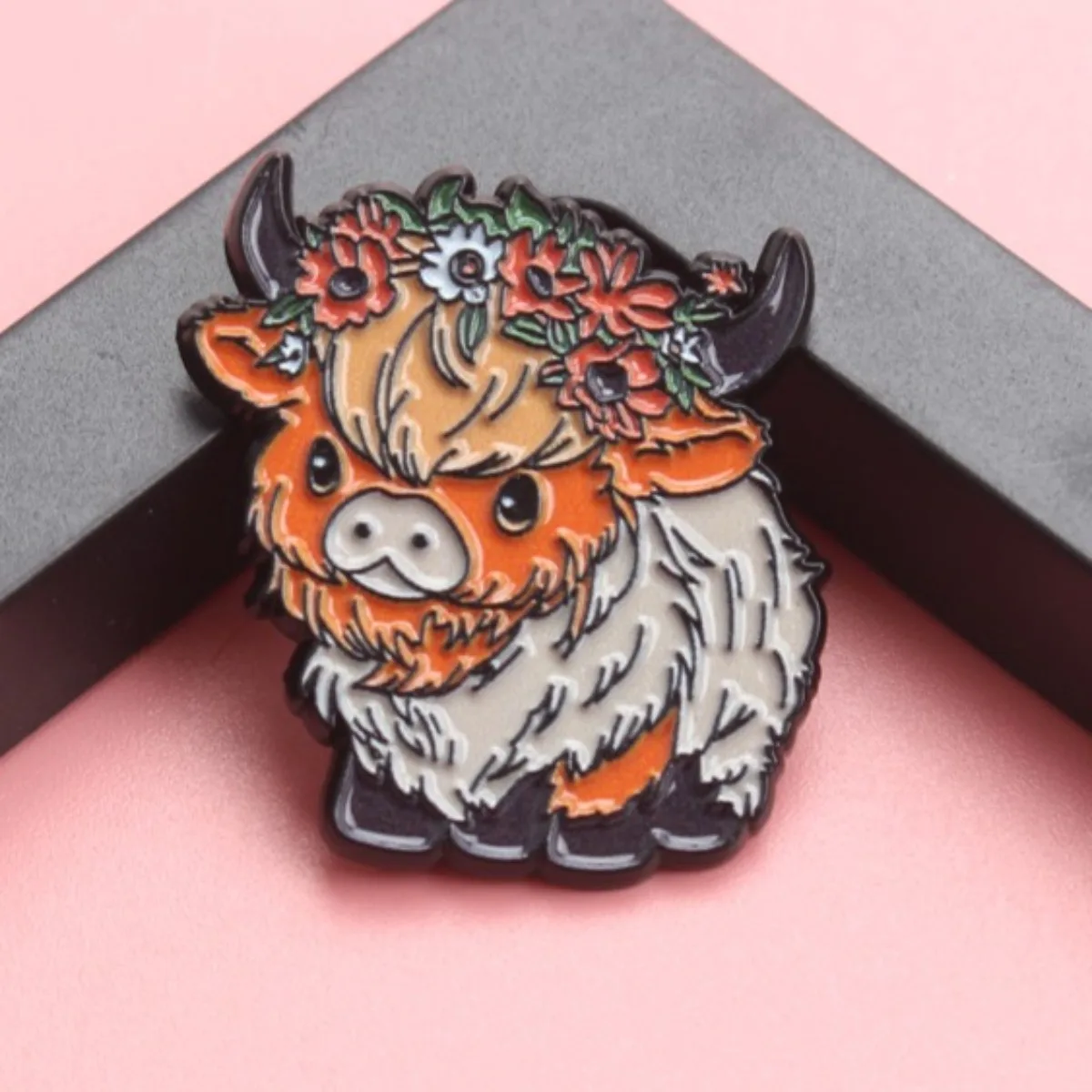 Insignia táctica broche vaca vintage con corona floral campestre - imagen 3