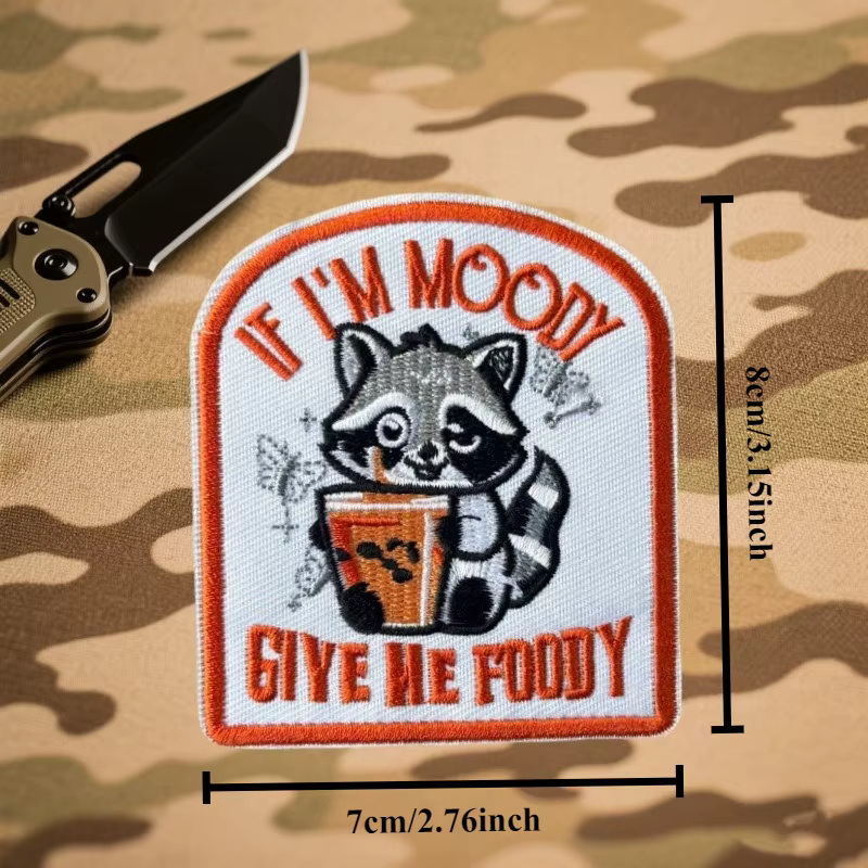 Parche Raccoon en un brazalete táctico