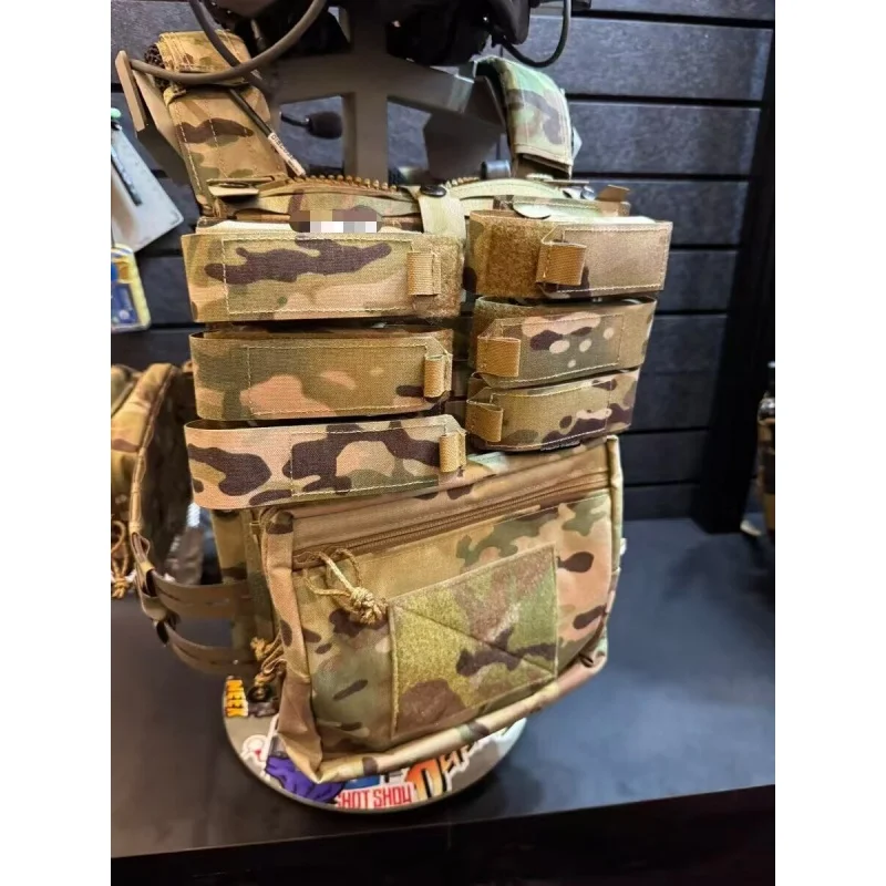 Bolsa táctica triple mostrando costuras reforzadas y acabado
