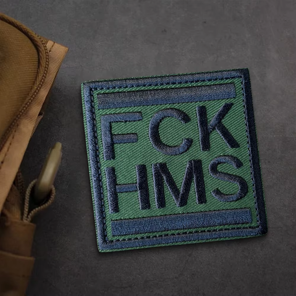 Vista frontal del parche bordado con diseño FCK HMS