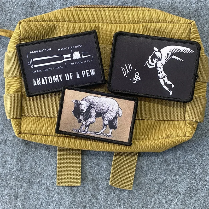 Parche táctico lobo piel de oveja con velcro para mochila - imagen 5