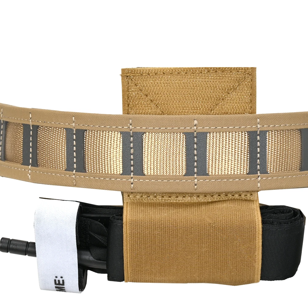 Torniquete elástico en uso con chaleco táctico