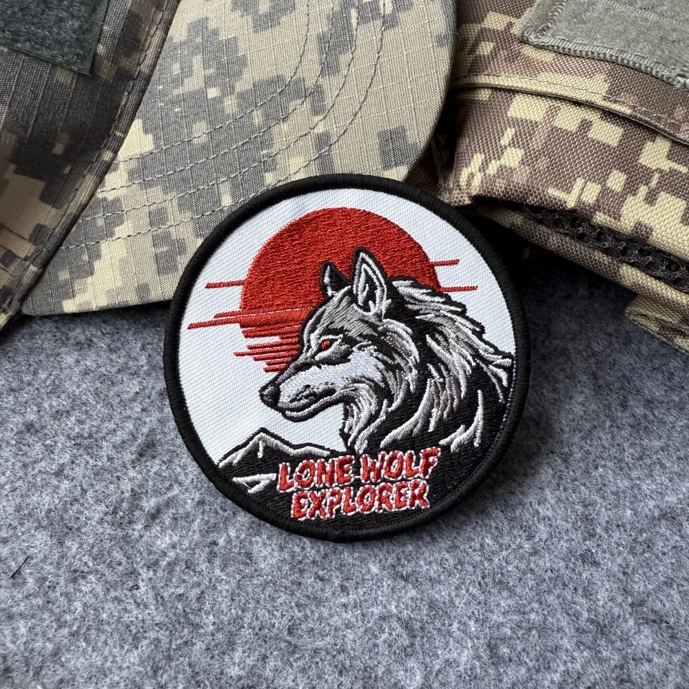 Parche táctico bordado Lone Wolf Explorer con velcro para mochila - imagen 5