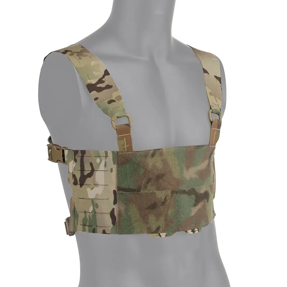 Detalle de ranuras MOLLE delanteras