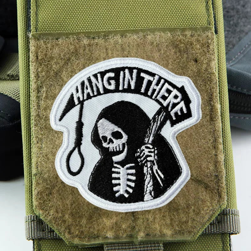 Parche táctico bordado calavera Hang in There con velcro moral - imagen 5